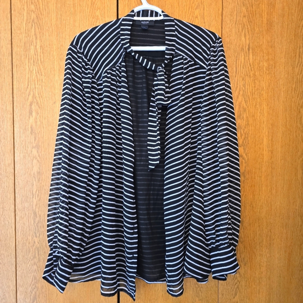 Black and White Striped Blouse W necktie, GUC, Size 20w
